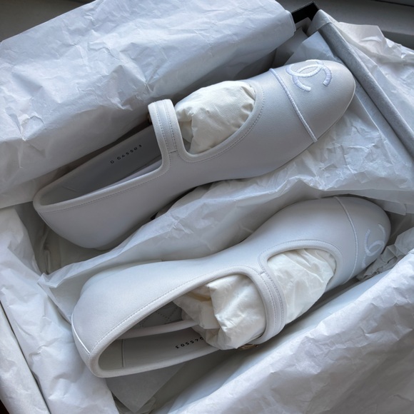 Authentic Chanel White Lambskin maryjane size 37.5 G45503 from 24S - Picture 3 of 6